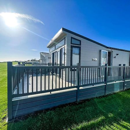 Stunning Caravan With Full Sea Views At Broadland Sands In Suffolk Ref 20236Bs Hopton on Sea Extérieur photo