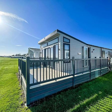 Stunning Caravan With Full Sea Views At Broadland Sands In Suffolk Ref 20236Bs Hopton on Sea Extérieur photo