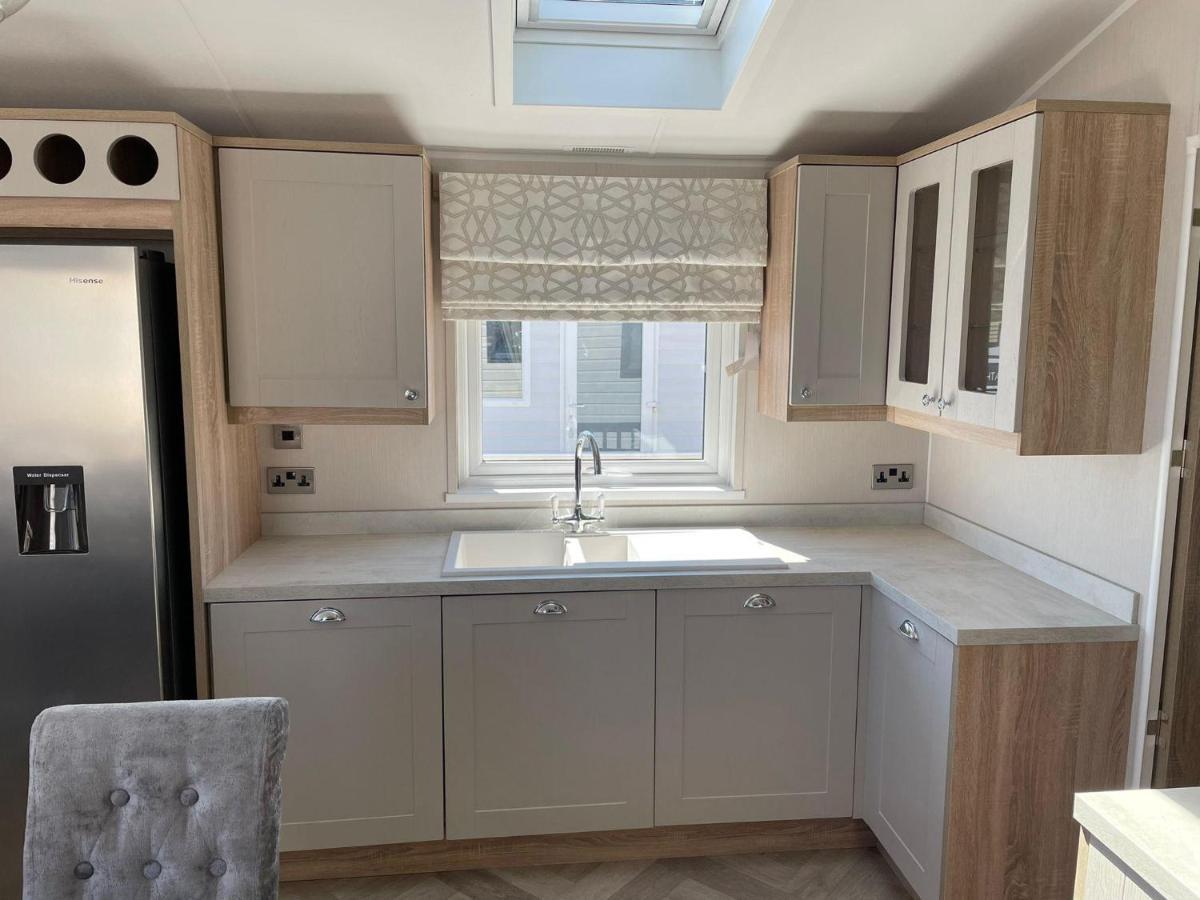 Stunning Caravan With Full Sea Views At Broadland Sands In Suffolk Ref 20236Bs Hopton on Sea Extérieur photo