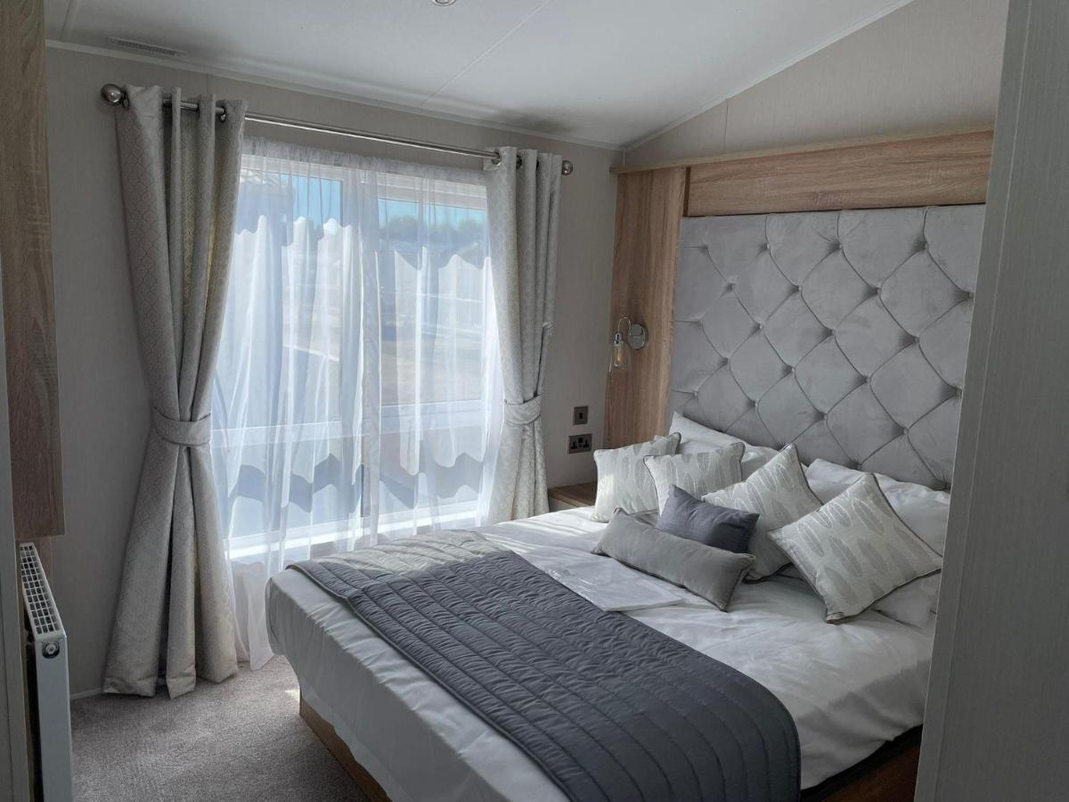 Stunning Caravan With Full Sea Views At Broadland Sands In Suffolk Ref 20236Bs Hopton on Sea Extérieur photo