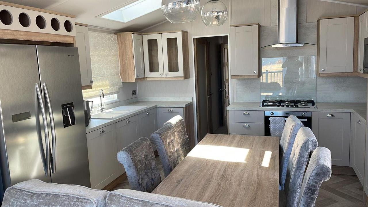 Stunning Caravan With Full Sea Views At Broadland Sands In Suffolk Ref 20236Bs Hopton on Sea Extérieur photo