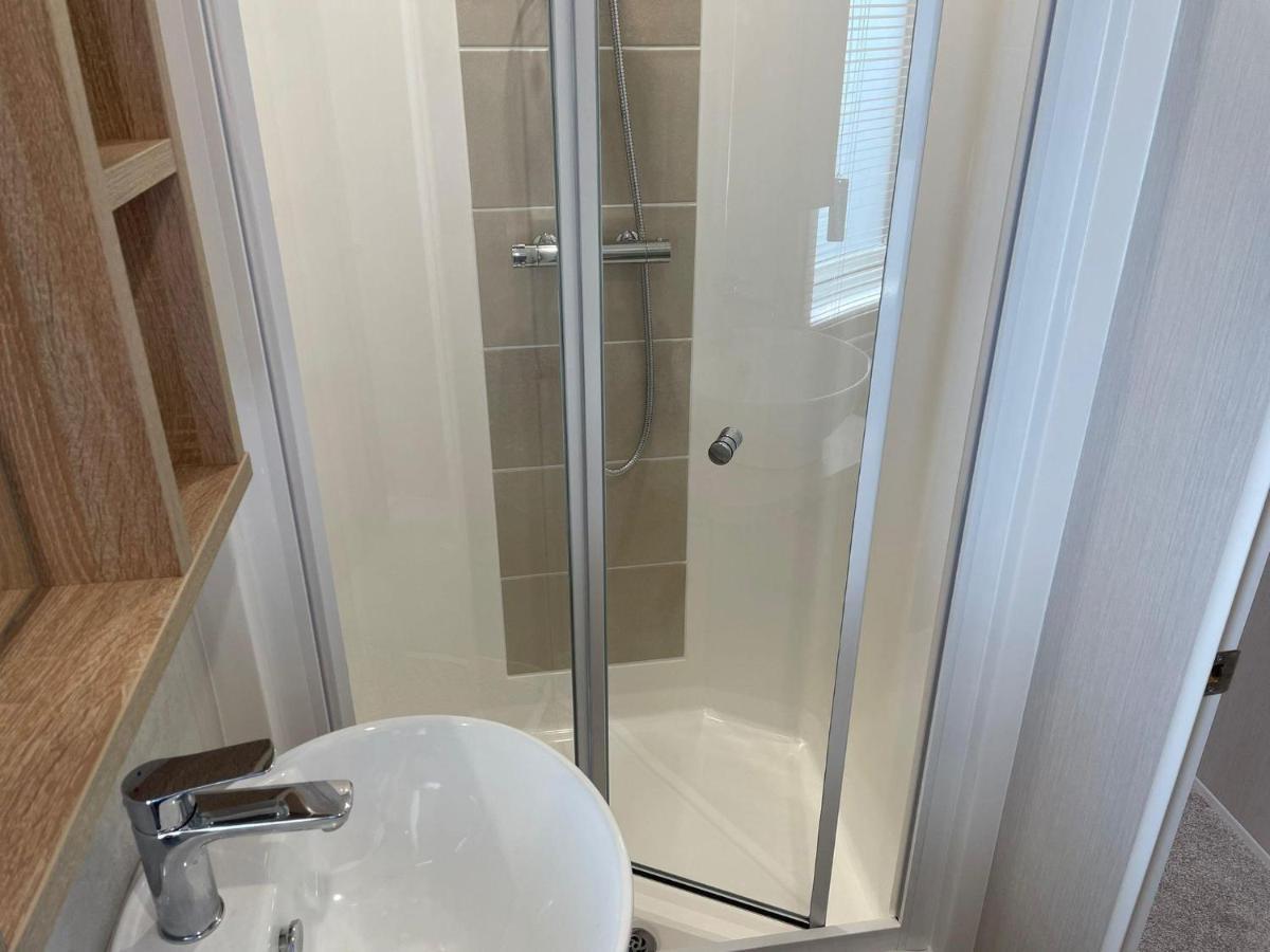 Stunning Caravan With Full Sea Views At Broadland Sands In Suffolk Ref 20236Bs Hopton on Sea Extérieur photo