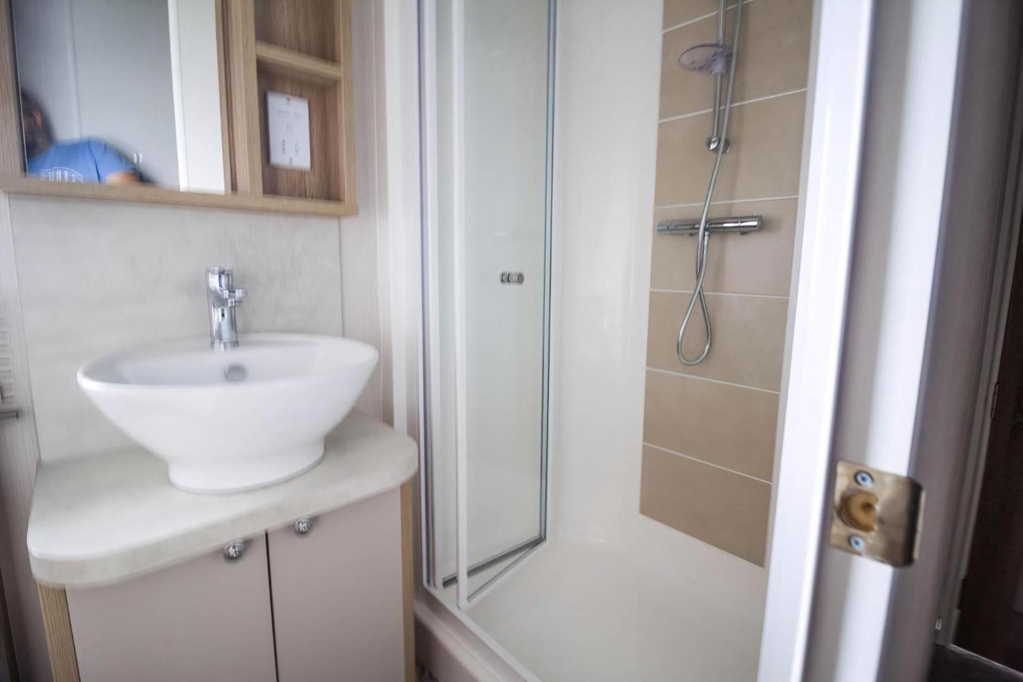 Stunning Caravan With Full Sea Views At Broadland Sands In Suffolk Ref 20236Bs Hopton on Sea Extérieur photo