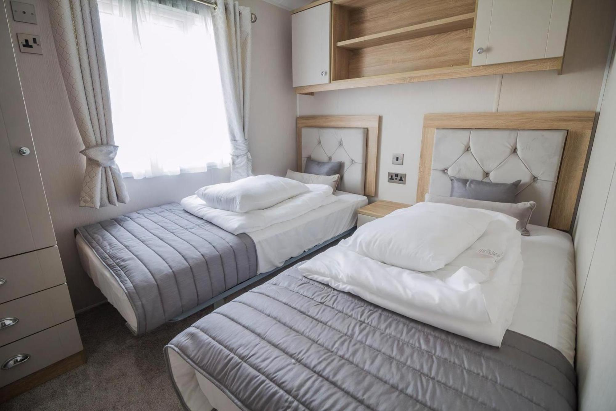 Stunning Caravan With Full Sea Views At Broadland Sands In Suffolk Ref 20236Bs Hopton on Sea Extérieur photo
