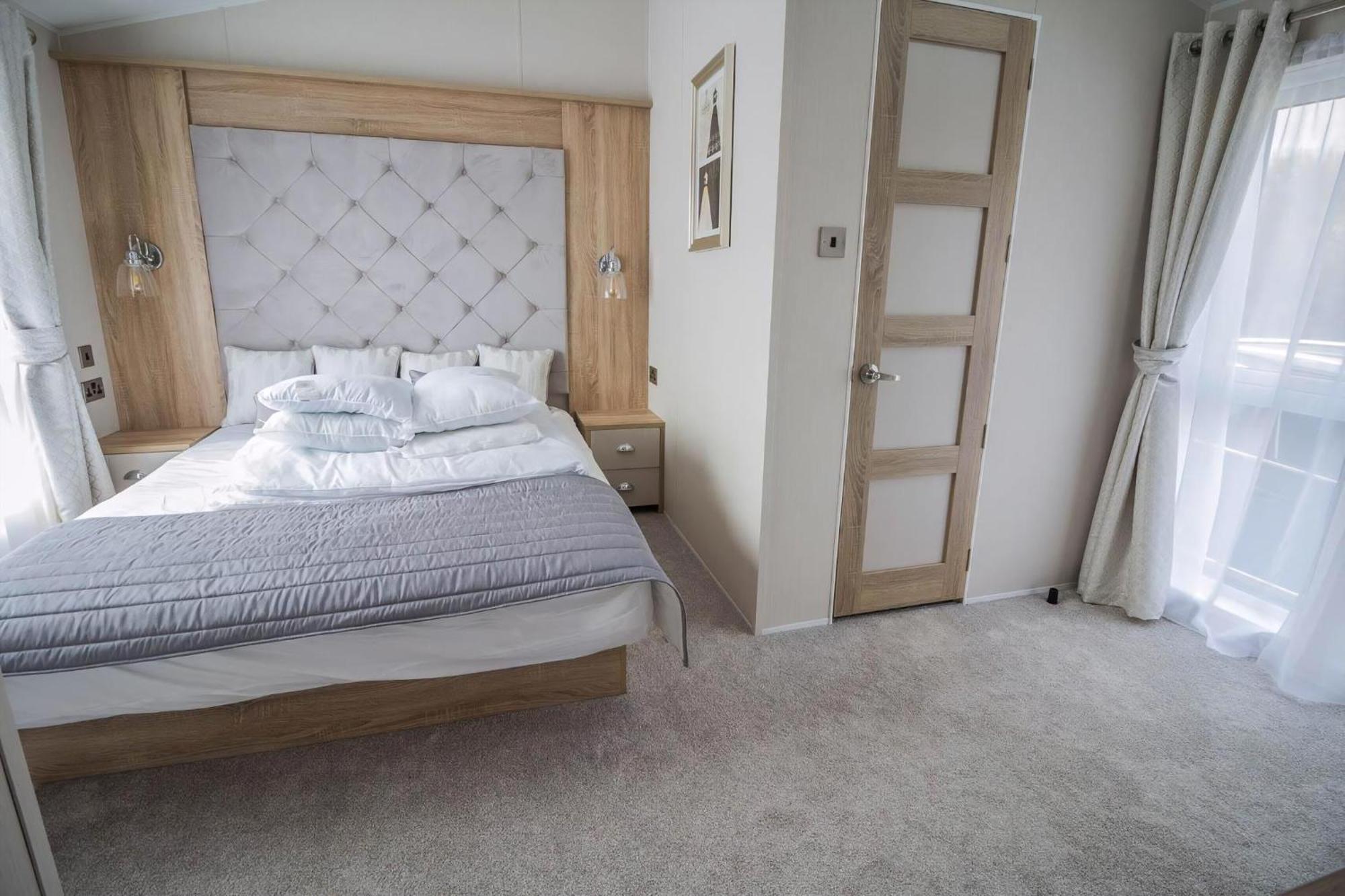 Stunning Caravan With Full Sea Views At Broadland Sands In Suffolk Ref 20236Bs Hopton on Sea Extérieur photo