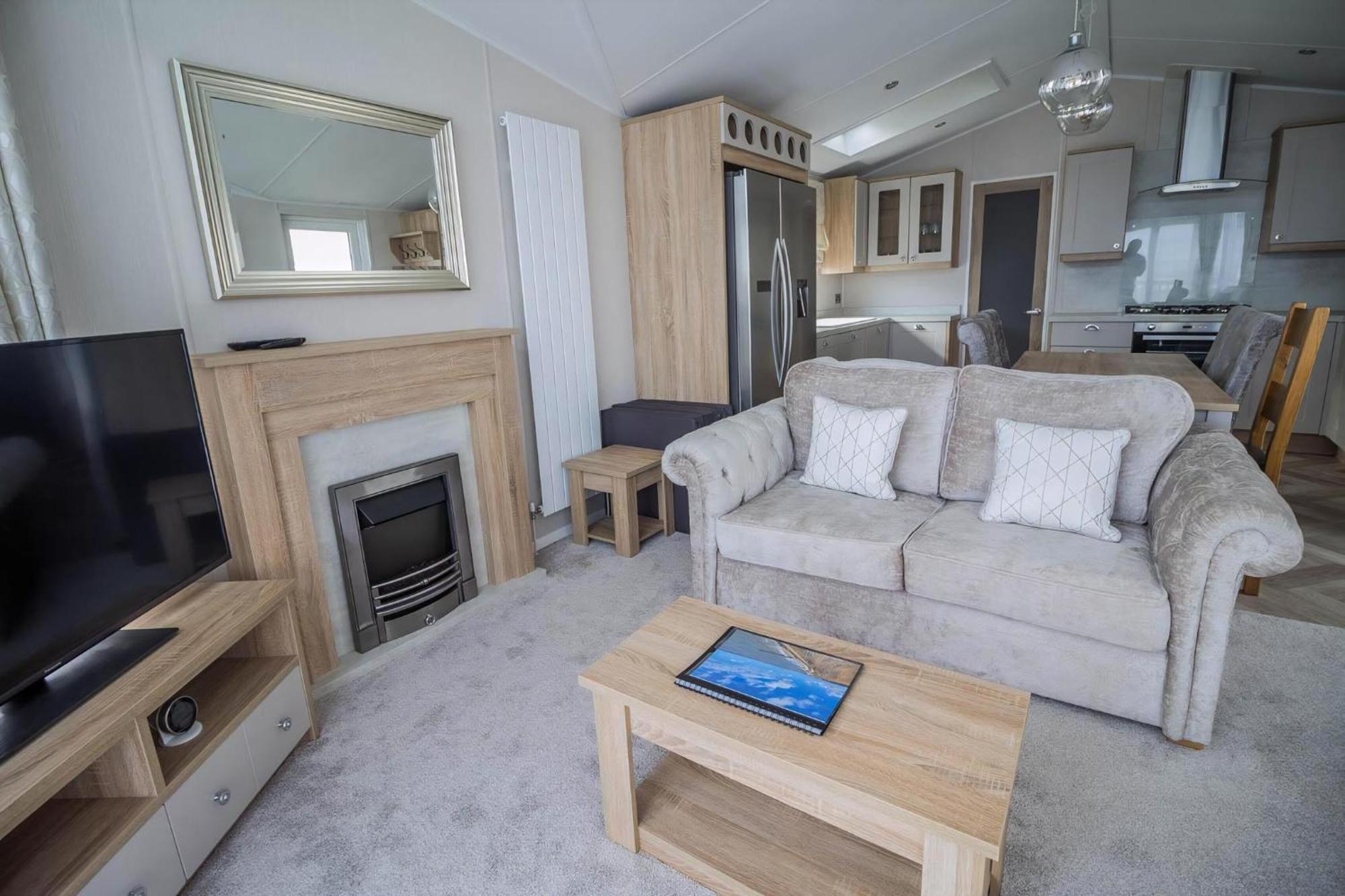 Stunning Caravan With Full Sea Views At Broadland Sands In Suffolk Ref 20236Bs Hopton on Sea Extérieur photo