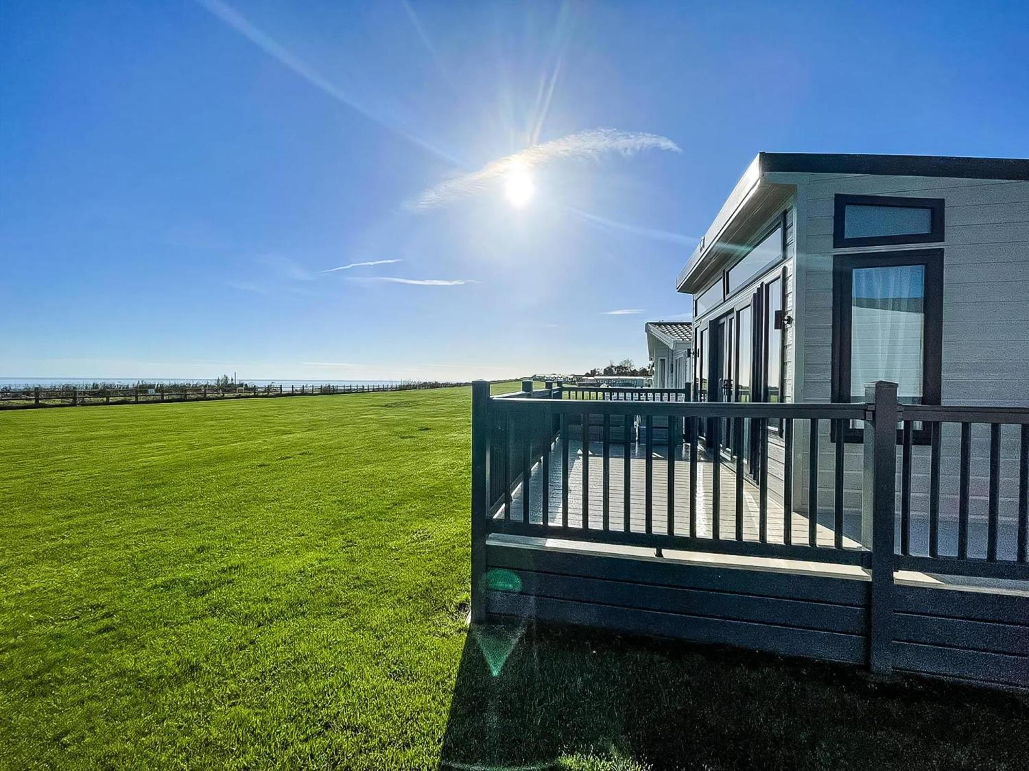 Stunning Caravan With Full Sea Views At Broadland Sands In Suffolk Ref 20236Bs Hopton on Sea Extérieur photo